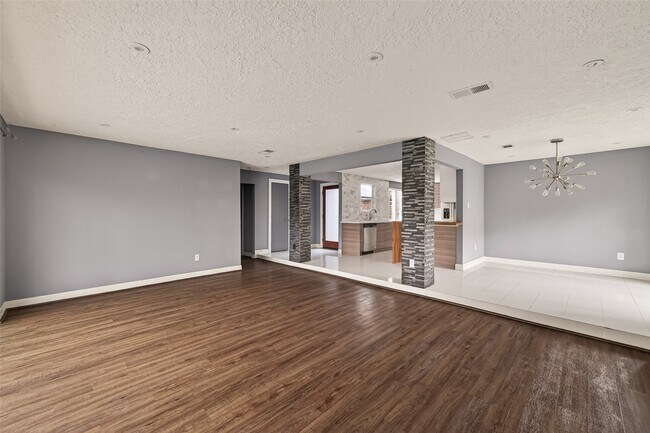 Building Photo - 2130 Round Lake Dr