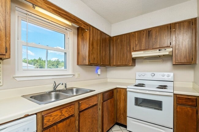 Building Photo - Waterfront Condo!