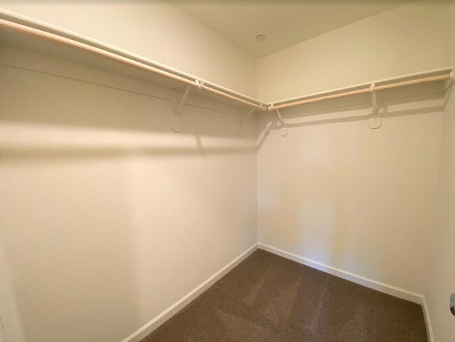 Building Photo - 1334 Ridge Dr