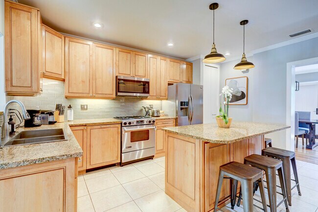 Building Photo - 411 26th St