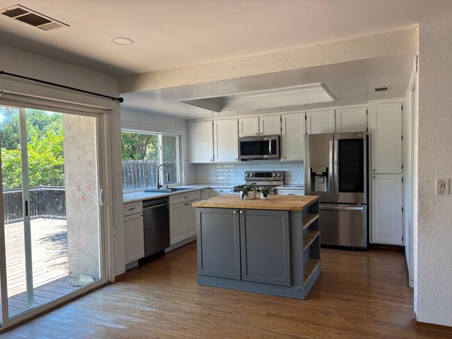 Building Photo - Move-In Ready Home with Remodeled Kitchen and Baths