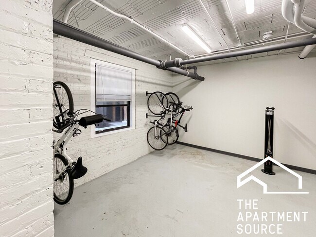 Building Photo - 512 W Cornelia Ave