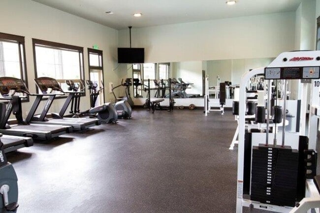Building Photo - 2 bedroom 1 Bath top floor!  Move in 5/17/...
