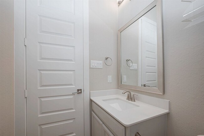 Building Photo - 10014 Granary Dr