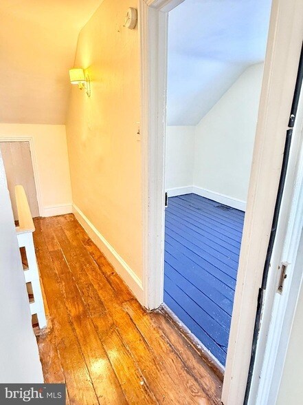 Building Photo - 327 Main St