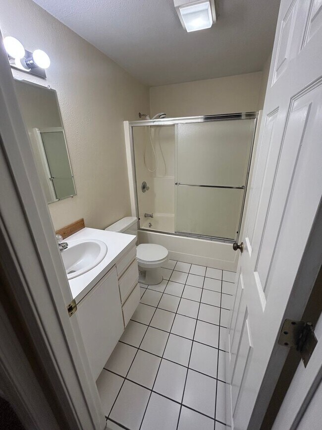 Building Photo - Two Bedroom One Bathroom Duplex For Rent in Bellingham