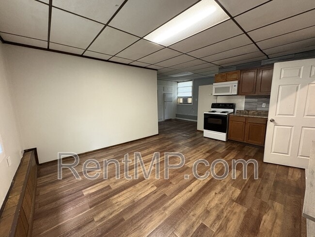 Building Photo - 931 S Fancher Ave