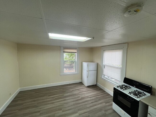 Building Photo - Studio Apartment for Rent – Utilities Incl...