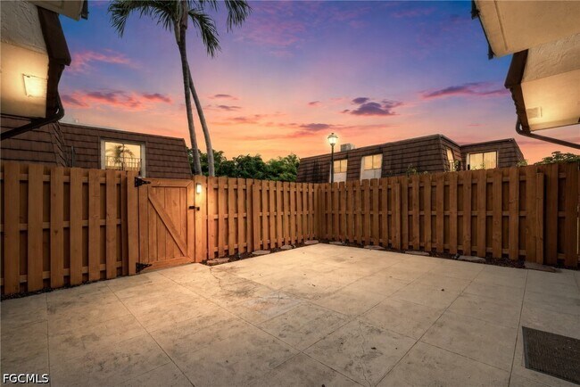 Building Photo - 1418 Park Shore Cir