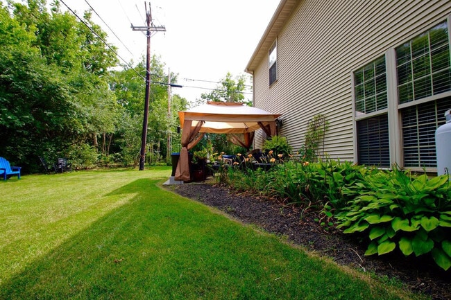 Building Photo - 897 Henderson Dr