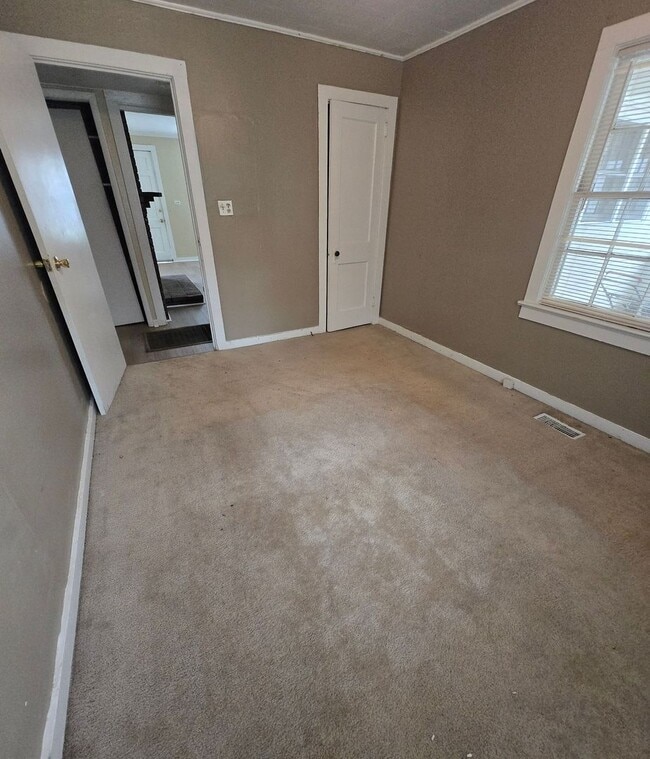 Building Photo - 823 Lockwood Ave