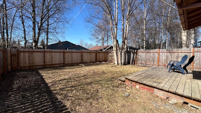 Building Photo - 2 bed/1.5 bath W/Fenced Yard and 2 Car Gar...