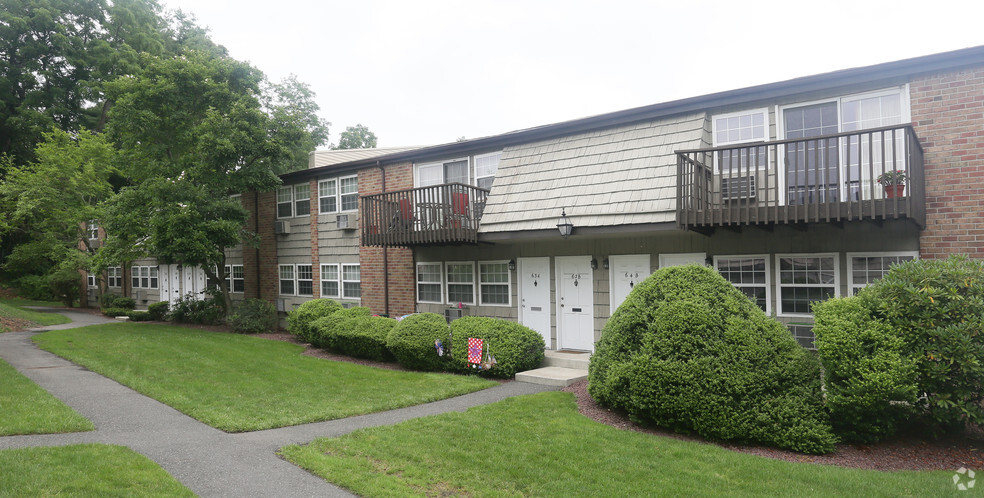 Building Photo - Heatherwood House at Ronkonkoma