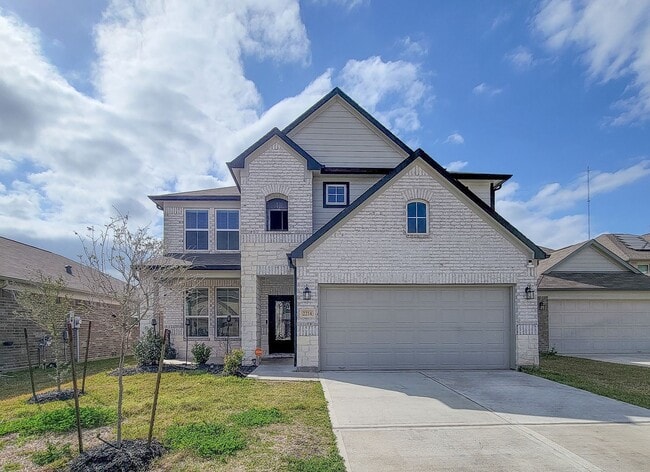 Building Photo - Live comfortably in this stunning Lake Rid...