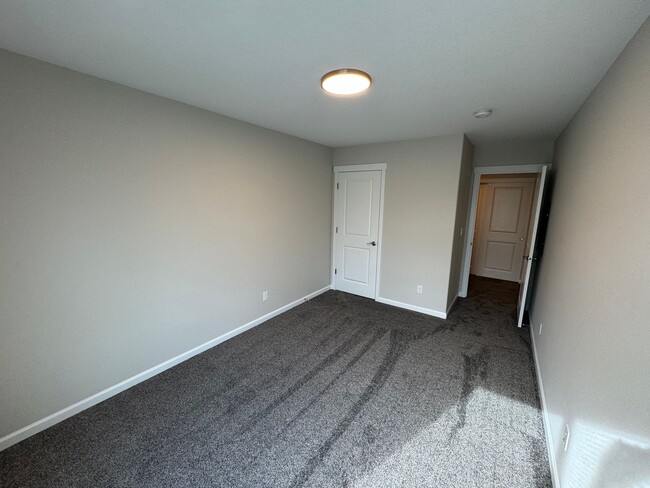 Building Photo - Brand New 4 Bed / 2.5 Bath Duplex! $250 Am...