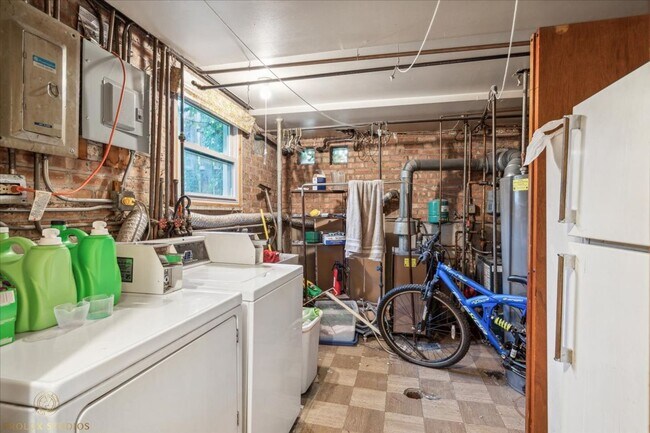 Building Photo - 5645 W 63rd Pl