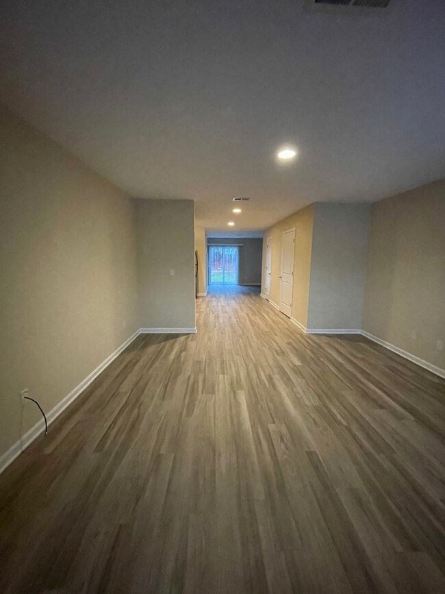 Building Photo - 3 bedroom townhome