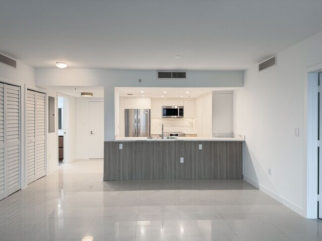 Building Photo - 1800 N Bayshore Dr