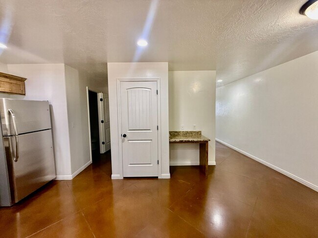 Building Photo - 3-BR Townhome Near Costco