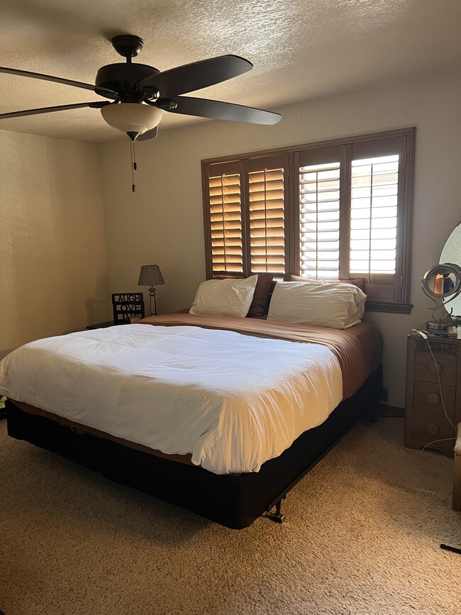 Building Photo - 205 Racquet Dr