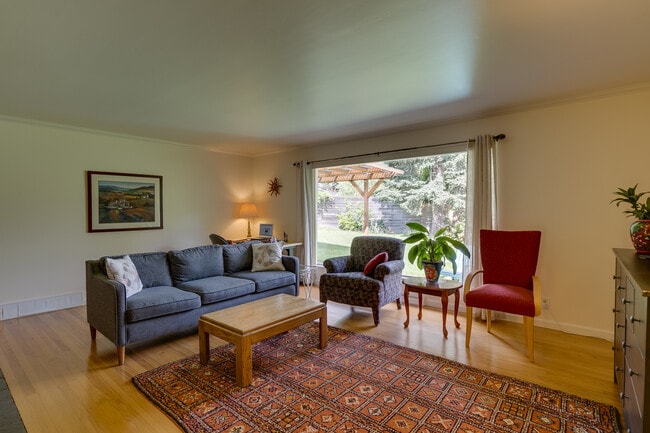 Building Photo - Mercer Island Rambler Available 2/1!