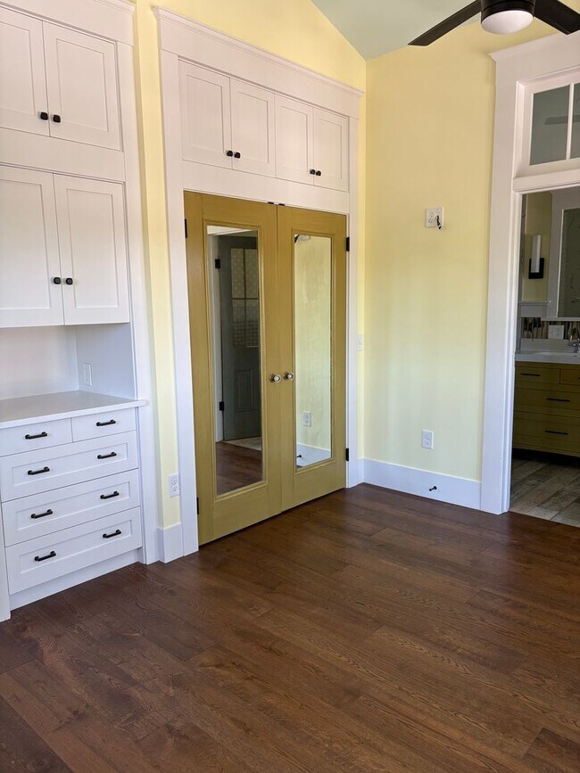Building Photo - Beautiful 2/2.5 in the heart of Penngrove