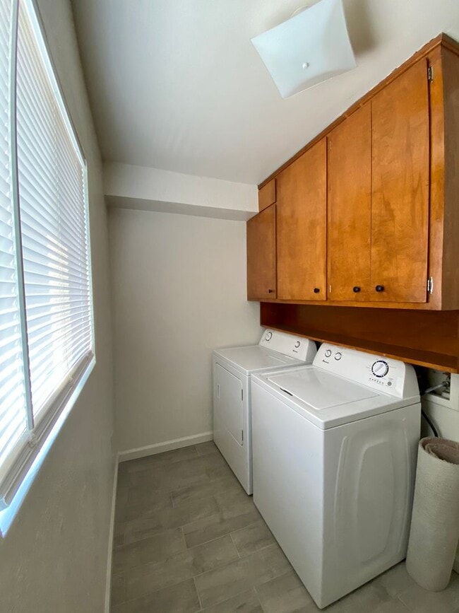 Building Photo - 3 bedroom unit with private laundry. 2 OFF...