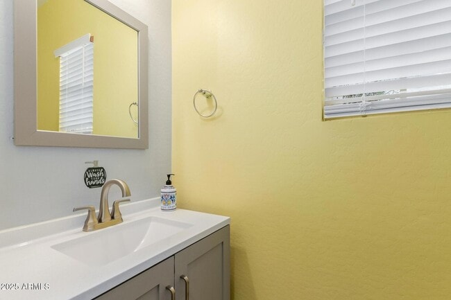 Building Photo - 836 E Constance Wy