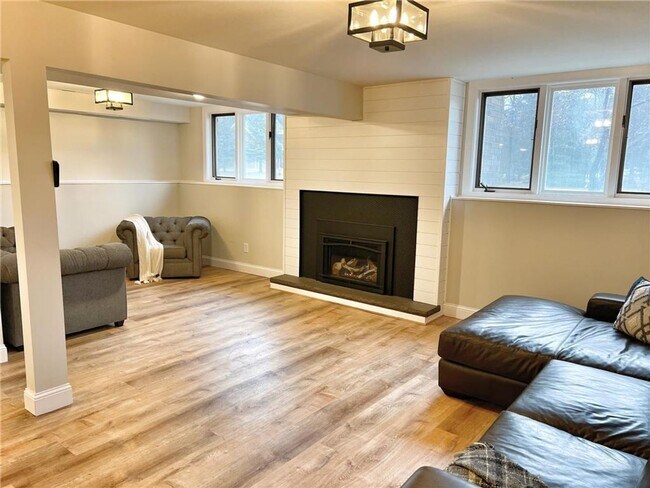 Building Photo - Remodeled 4 bedroom 2 bath 2 car Baxter Home