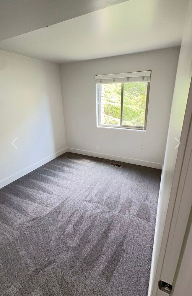 Building Photo - Large home with spectacular Salt Lake City views