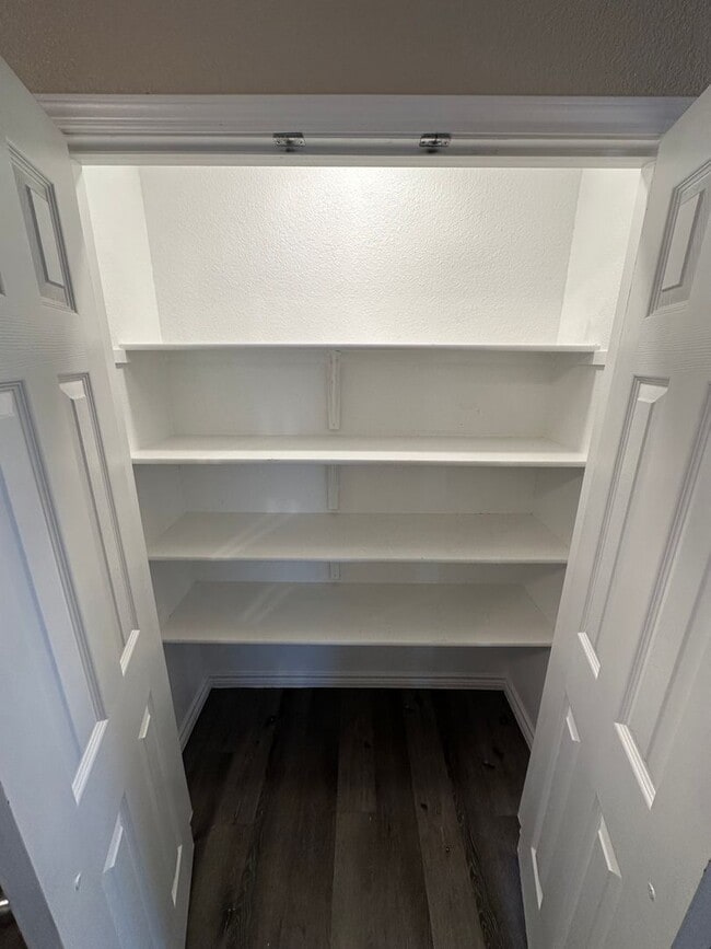 Building Photo - AVAILABLE NOW! - 2 WEEKS FREE (SECTION 8 A...