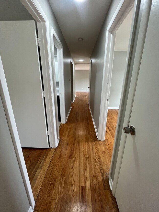 Building Photo - 4 Bedroom House Now Available in Tinley Pa...