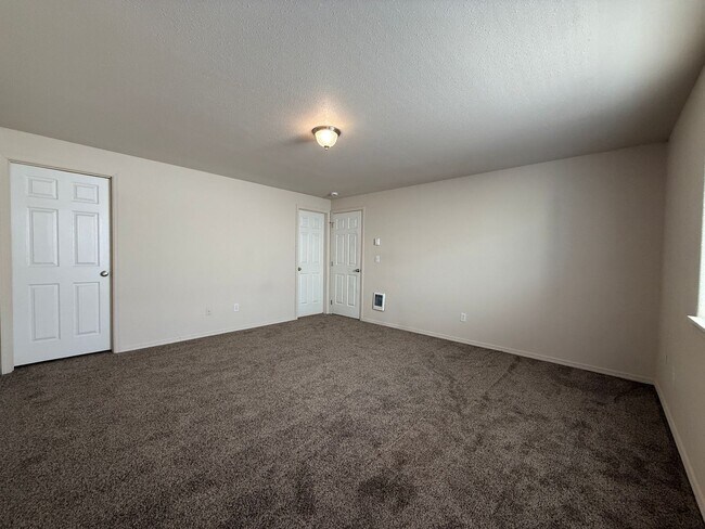 Building Photo - CHECK OUT THIS SPACIOUS TOWNHOUSE IN REDMO...