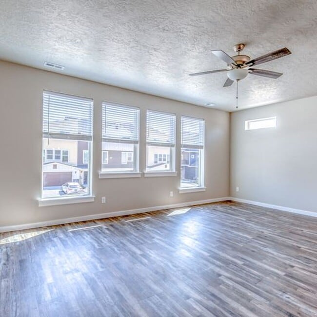 Building Photo - 4-Bedroom Townhome in West Boise