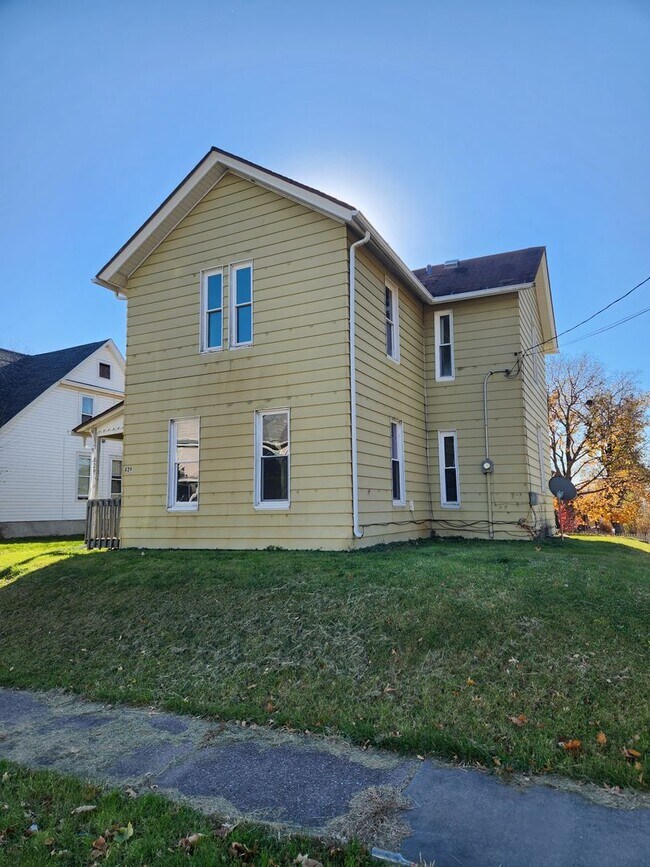 Building Photo - 4 bed 1 bath house