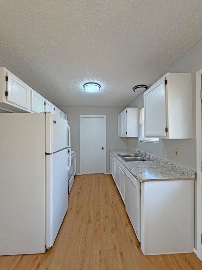 Building Photo - Charming and Clean 3 Bedroom House Available - South Springfield