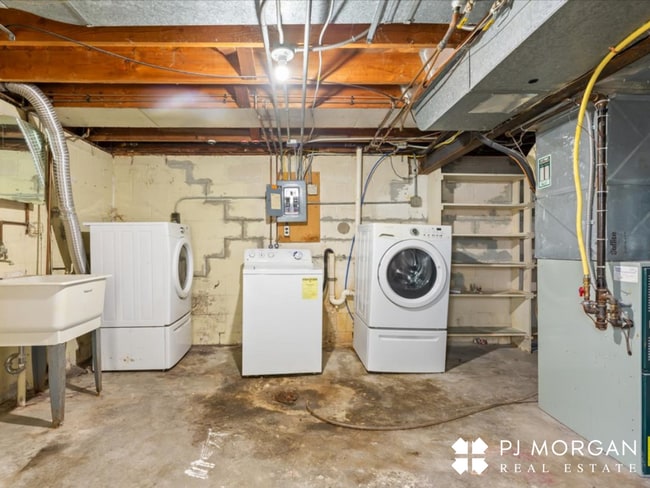 Building Photo - 3 bedroom , 2 bathroom House - Recently Up...