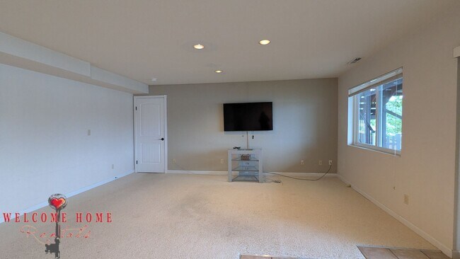 Building Photo - Huge waterfront home, fully furnished, boa...