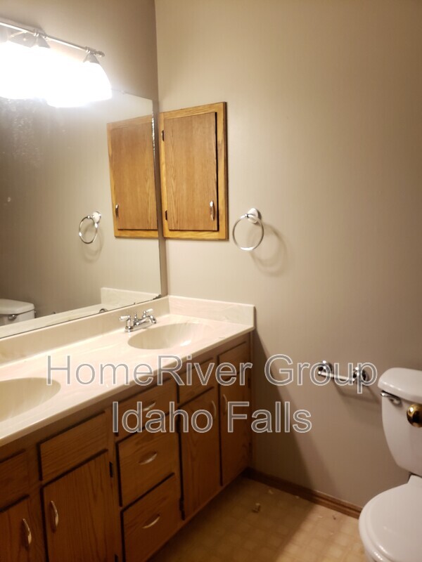 Building Photo - 1545 Bluebird Ln