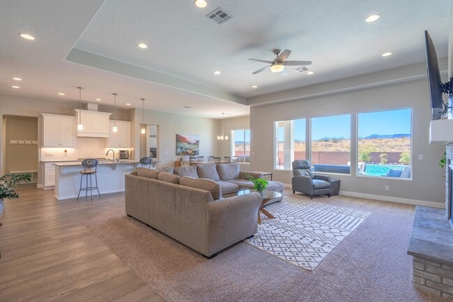 Building Photo - Stunning 5 Bed, 3 Bath Home with a 3 Car Garage