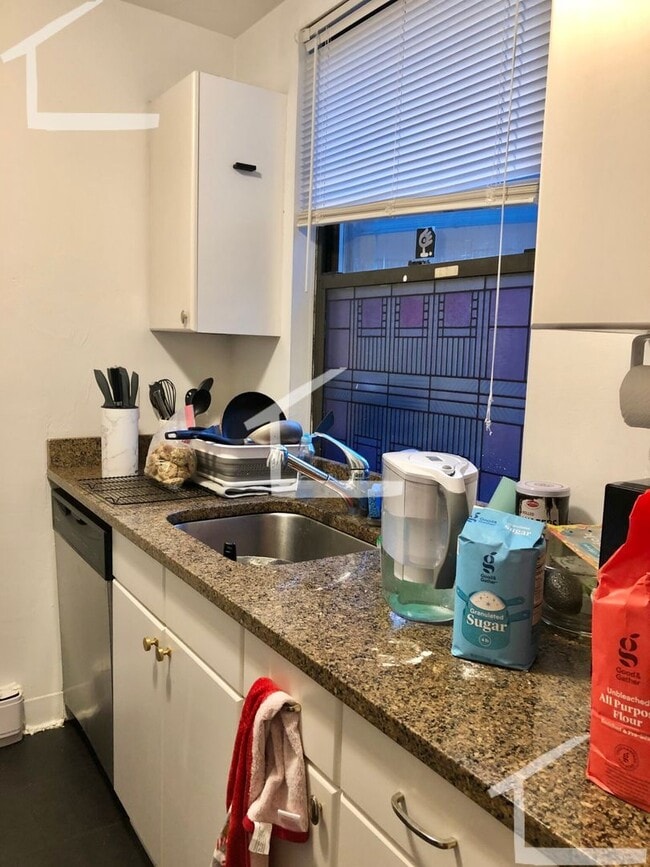 Building Photo - No Brokers Fee, Large 3 Bedroom in South End, Eat-in Kitchen, Dishwasher, Laundry on a Site