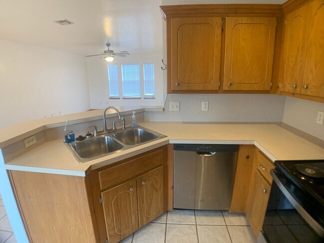 Building Photo - Moore 3 Bed 2 Bath