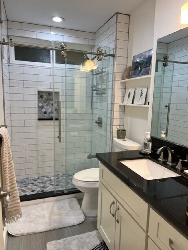 Building Photo - Available 08/16/2025! - Large 4 bedroom/2 ...