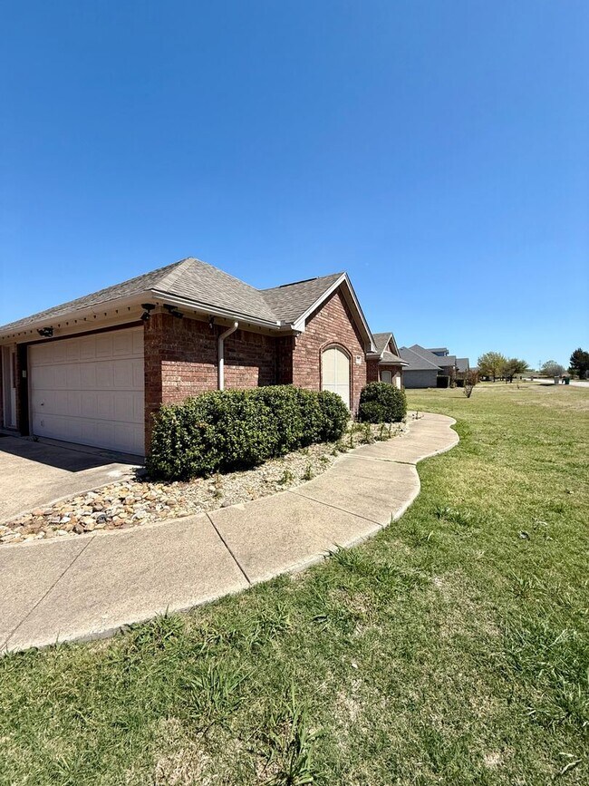 Building Photo - 5 bedroom - Great OUTDOOR LIVING - ALEDO ISD