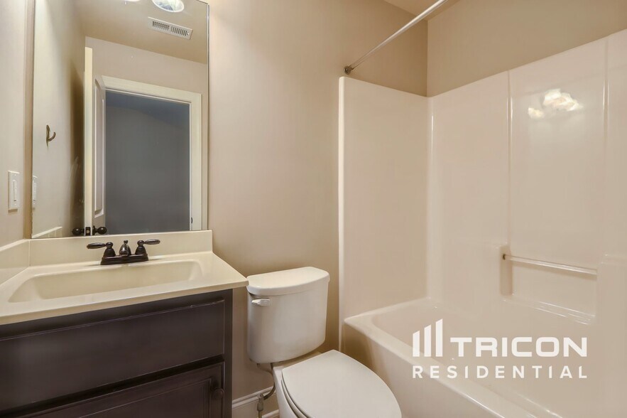Building Photo - 216 Fannin Ln