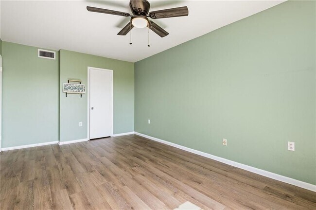 Building Photo - 337 Riverbend Dr