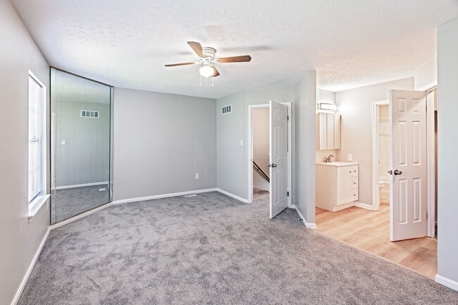 Building Photo - 2 bedroom, 2.5 bath end unit townhome in Newark
