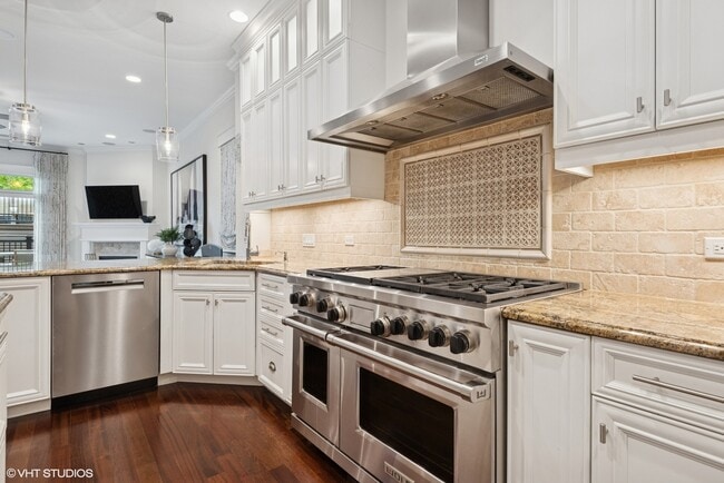 Building Photo - 4516 N Damen Ave