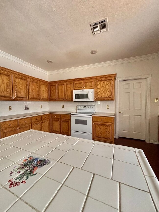 Building Photo - NOW AVAILABLE - Beautiful Patio Home in Southridge!!