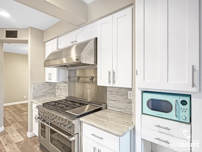 Building Photo - Great 4B/3BA House in Oceanside w/ a Large Loft!